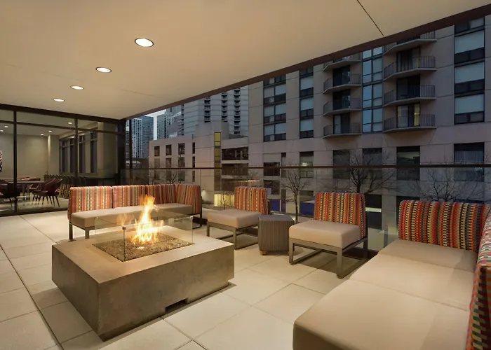 Hotel Home2 By Hilton River North Chicago